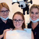 Zahnmedizinische Fachangestellte und Patientin