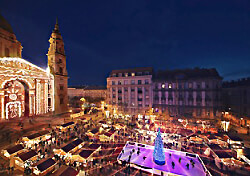 Adventsmarkt vor der Basilika in Budapest