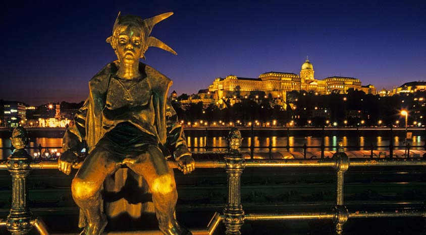 Budapest am Abend schön beleuchtet
