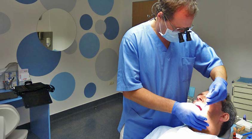 Dr. Ovari behandelt einen Patienten