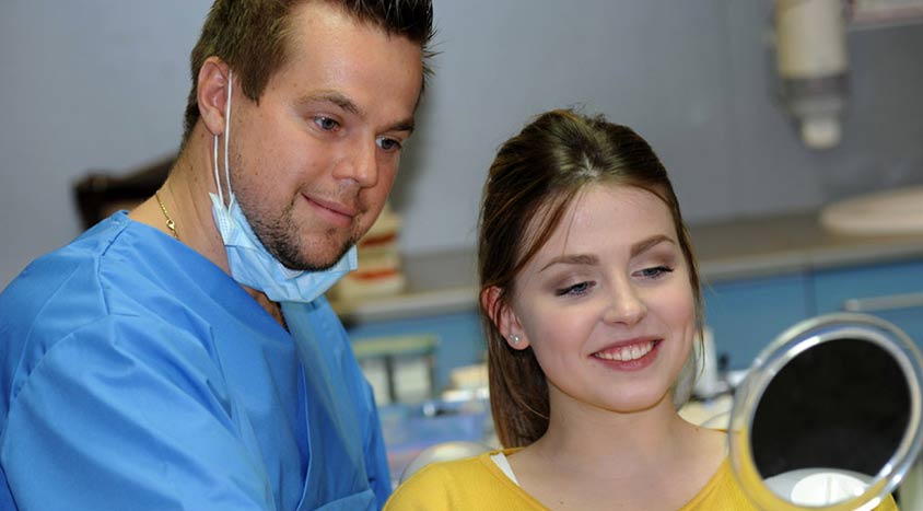 Dr. med. dent. Péter Tóth mit Patientin
